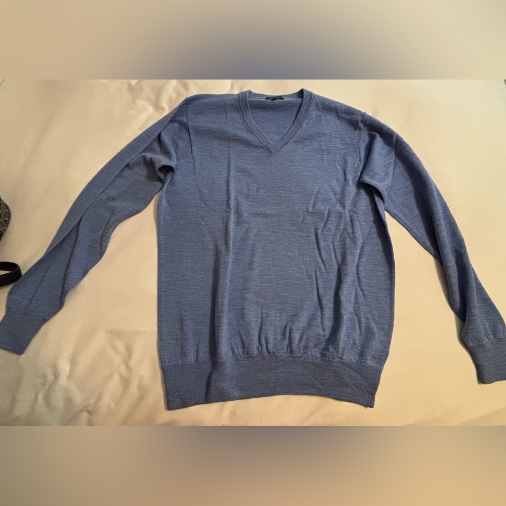 Men’s sweatshirt.